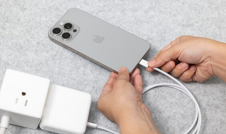 منفذ USB-C iPhone 16