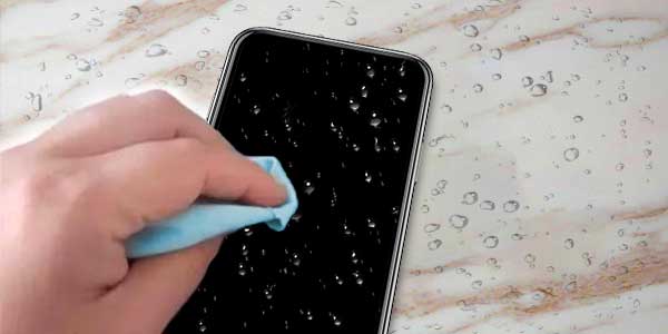 استخدام منشفة لتجفيف الماء على الايفون