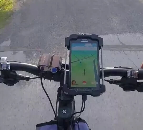 Jogar Pokémon Go na bicicleta