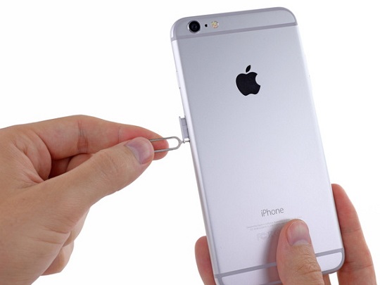 insert-sim-card-into-iphone