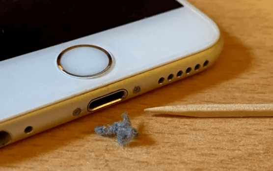 Nettoyez le port de charge sur votre iPhone