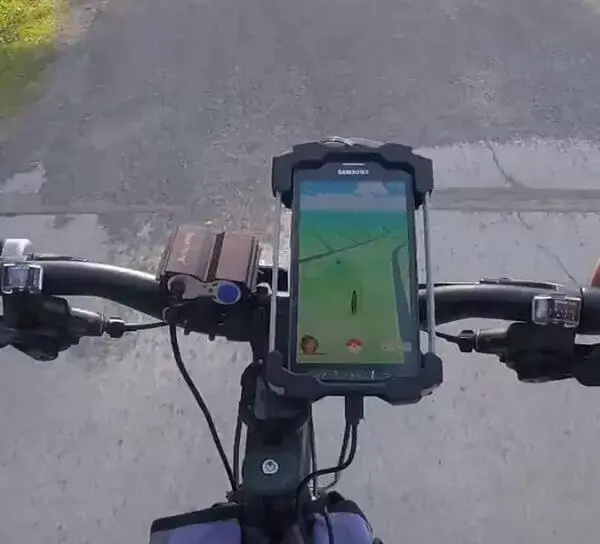 Benutzen ein Fahrrad oder Skateboard, um Pokemon Go Eier ausbrüten