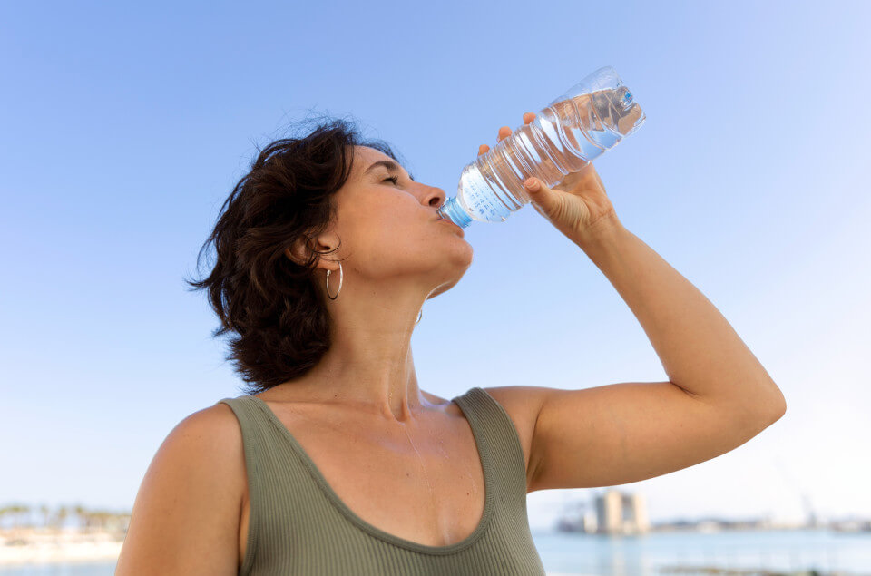 Viel Wasser trinken, um eine schöne Stimme zu bekommen