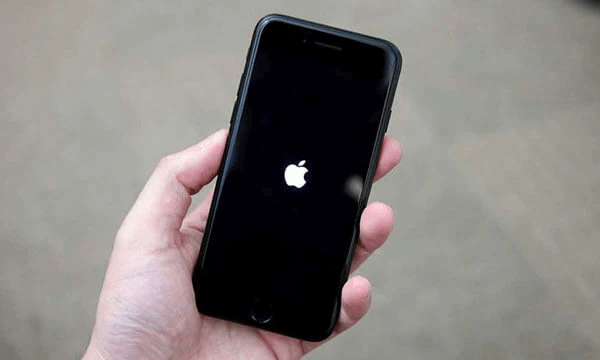 Reparer iPhone, der sidder fast på Apple-logoet