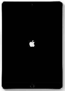 Mijn iPad gaat niet aan, de appel springt er gewoon uit en gaat uit!