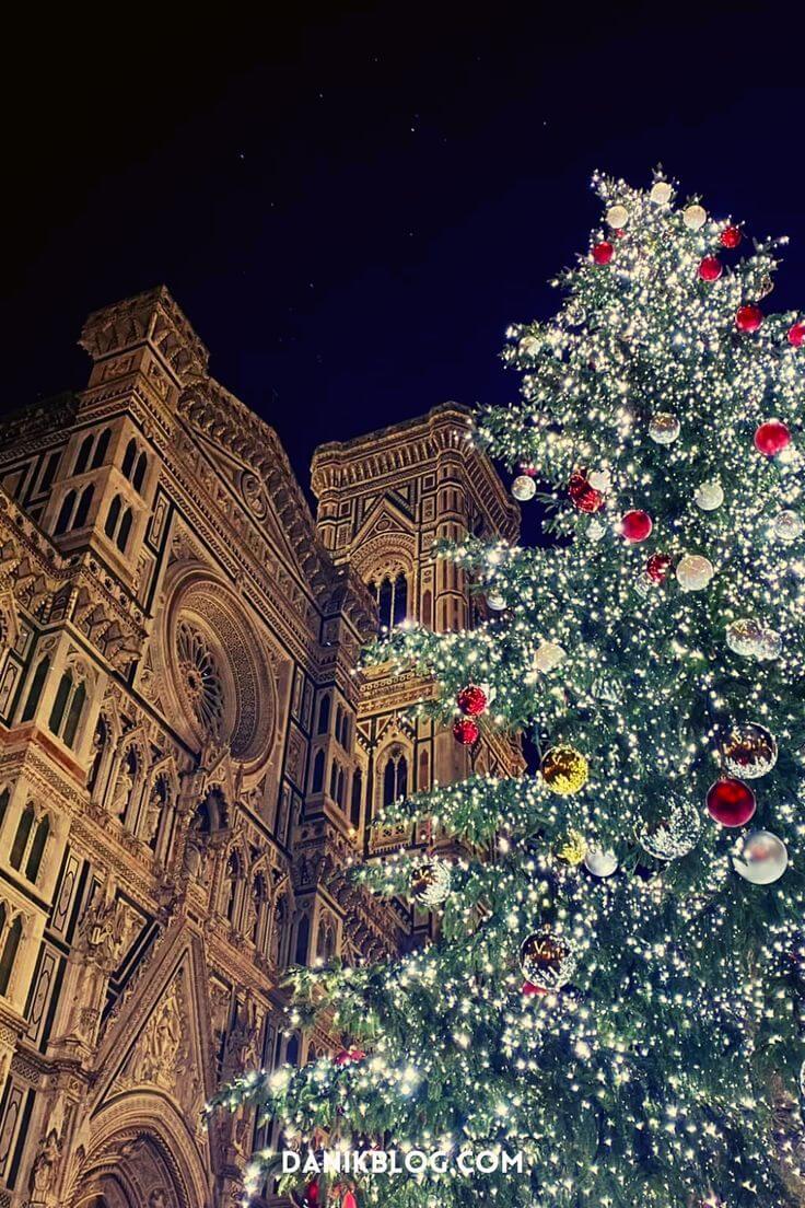 Albero di Natale di notte in Italia